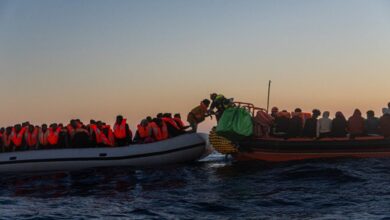 صورة بينهم 124 سوريا.. سفينة إنسانية تنزل مئات المهاجرين في ميناء إيطالي