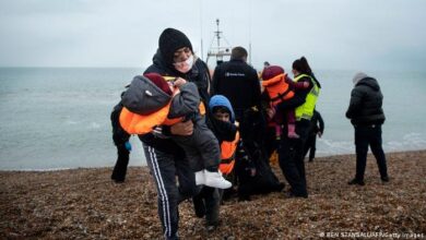صورة وصول 327 مهاجرا إلى بريطانيا بعد عبور بحر المانش