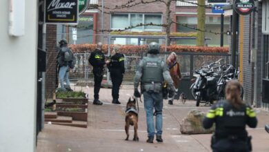 صورة مسلح يحتجز عدة رهائن شرقي هولندا