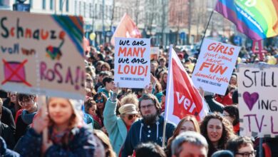 صورة الآلاف يتظاهرون بألمانيا في اليوم العالمي للمرأة