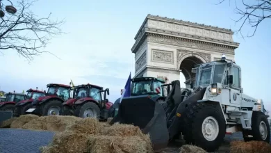 صورة فرنسا.. مزارعون غاضبون يقطعون طرقا حيوية والسلطات تعتقل العشرات