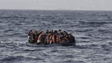 صورة عائلة سورية تلقي طفلها بالبحر بعد وفاته جوعا خلال رحلة اللجوء نحو أوروبا