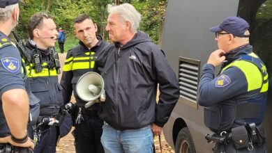 صورة الشرطة الهولندية تعتقل متطرفا بعد إهانته للقرآن