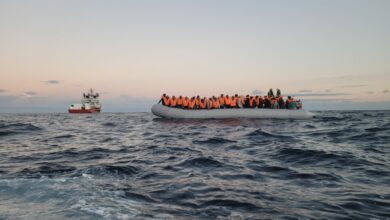 صورة سفينة إنسانية تنقذ 75 مهاجرا في عرض البحر المتوسط خلال الليل