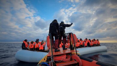 صورة سفينة إنسانية تنقذ عشرات المهاجرين قبالة سواحل ليبيا