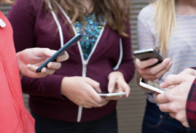 صورة الحكومة البريطانية تدرس حظر الهواتف الذكية لمن تقل أعمارهم عن 16