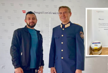 صورة شرطة النمسا تكرم شابا سوريا