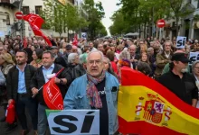صورة بعد إعلان نيته الاستقالة.. مظاهرات حاشدة دعما لرئيس الحكومة الإسبانية