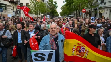 صورة بعد إعلان نيته للاستقالة.. مظاهرات حاشدة دعما لرئيس الحكومة الإسبانية