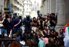 صورة احتجاجات طلابية في جامعة السوربون بباريس ضد الحرب على غزة