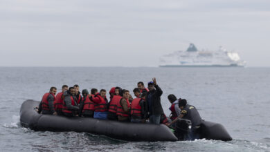 صورة إنقاذ 113 مهاجرا خلال محاولتهم عبور المانش من فرنسا إلى بريطانيا