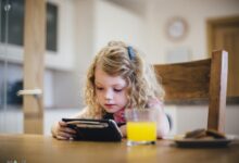 صورة رقم صادم عن عدد الأطفال البريطانيين دون سن الخامسة الذين يمتلكون هواتف ذكية
