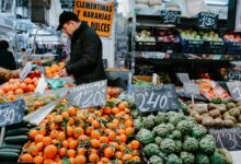 صورة التضخم يؤثر في إنفاق نصف الإسبان على الغذاء والصحة