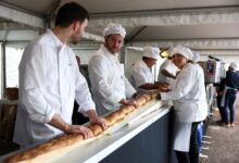صورة فرنسا تنتزع من إيطاليا لقب أطول رغيف خبز بالعالم