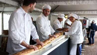 صورة فرنسا تنتزع من إيطاليا لقب أطول رغيف خبز بالعالم