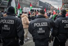 صورة إصابات بين عناصر الشرطة الألمانية خلال مظاهرة مؤيدة لفلسطين