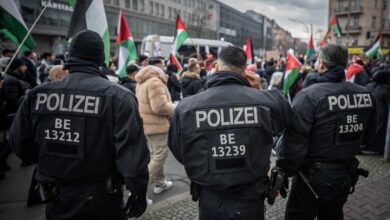 صورة إصابات بين عناصر الشرطة الألمانية خلال مظاهرة مؤيدة لفلسطين