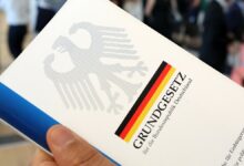 صورة دعوة في ألمانيا لتضمين حماية المثليين وكبار السن بالدستور