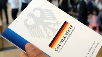 صورة دعوة في ألمانيا لتضمين حماية المثليين وكبار السن بالدستور