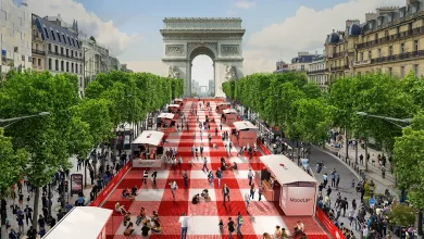 صورة غداء جماعي لـ 4 آلاف شخص على أرضية جادة الشانزليزيه في باريس