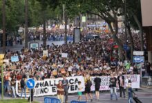صورة آلاف الإسبان يتظاهرون ضد السياحة المفرطة