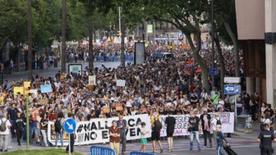 صورة آلاف الإسبان يتظاهرون ضد السياحة المفرطة