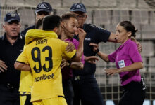 صورة الشرطة تنقذ حكمة فرنسية من غضب اللاعبين في نهائي كأس اليونان