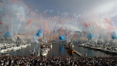 صورة تجمع 200 ألف شخص لاستقبال الشعلة الأولمبية بمرسيليا جنوب فرنسا