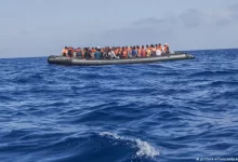 صورة وصول نحو 100 مهاجر إلى لامبيدوزا الإيطالية
