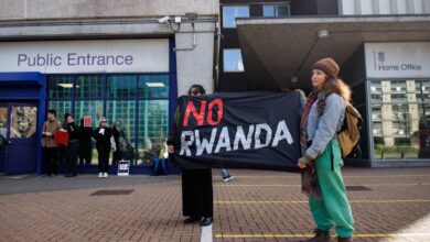 صورة في أول عملية من نوعها.. السلطات البريطانية ترحل طالب لجوء إلى رواندا