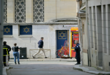 صورة الشرطة تقتل مسلحا حاول إضرام النار بكنيس يهودي شمال فرنسا