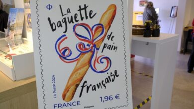 صورة فرنسا تصدر طابعا برائحة خبز “الباغيت”