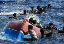 صورة بينهم عشرات الأطفال.. فقدان 60 مهاجرا إثر غرق قاربهم قبالة إيطاليا