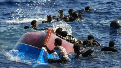 صورة بينهم عشرات الأطفال.. فقدان 60 مهاجرا إثر غرق قاربهم قبالة إيطاليا