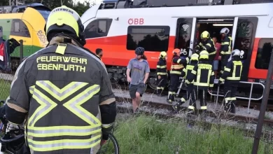 صورة إنقاذ عشرات الأشخاص بعد خروج قطار عن سكته بالنمسا