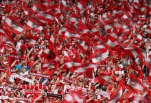 صورة مشجعون نمساويون يرفعون عبارة معادية للأجئين خلال مباراة في كأس أوروبا