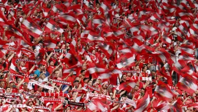 صورة مشجعون نمساويون يرفعون عبارة معادية للأجئين خلال مباراة في كأس أوروبا