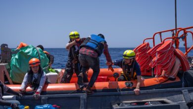 صورة إنقاذ 64 مهاجرا بينهم أطفال وسط البحر المتوسط
