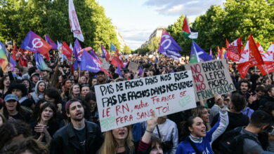 صورة مئات الآلاف يتظاهرون ضد اليمين المتطرف في مدن فرنسا