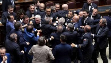 صورة عراك عنيف داخل البرلمان الإيطالي “فيديو”
