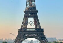 صورة عرض الحلقات الأولمبية على برج إيفل
