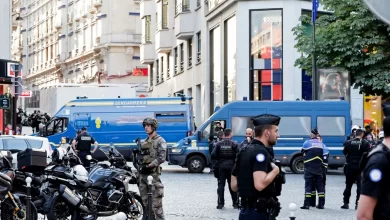 صورة طعن شرطي في باريس وإصابة المهاجم بالرصاص