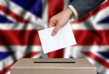 صورة البريطانيون يصوتون في انتخابات قد تطيح بالمحافظين من سدة الحكم