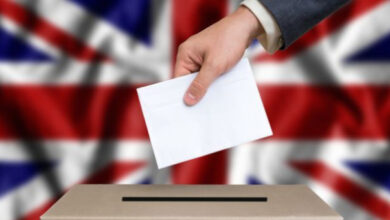 صورة البريطانيون يصوتون في انتخابات قد تطيح بالمحافظين من سدة الحكم
