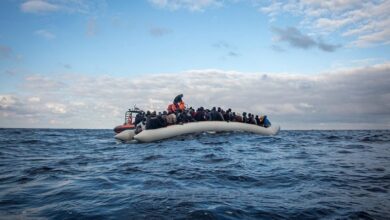 صورة وفاة مهاجر وإنقاذ عشرات آخرين قبالة سواحل مصر
