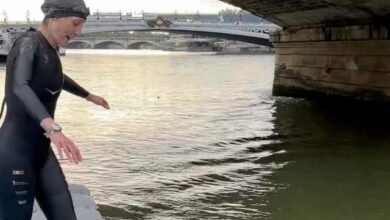 صورة قبل انطلاق الأولمبياد.. وزيرة الرياضة الفرنسية تستحم في نهر السين “فيديو”
