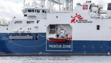 صورة وسط انتقادات لسياسات حكومة ميلوني.. سفينة إنسانية تنزل 226 مهاجرا في إيطاليا
