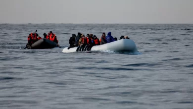 صورة وفاة ثلاثة مهاجرين وإنقاذ عشرات آخرين في حادث غرق قارب ببحر المانش